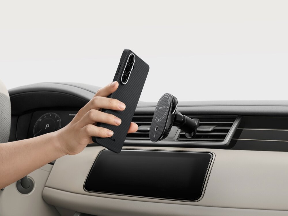 Etui PITAKA Ultra-Slim MagSafe Samsung Galaxy S26 - włókno aramidowe, smukłe, MagSafe Smartfon Samsung Galaxy S24 w etui Pitaka zbliżany do magnetycznego uchwytu samochodowego na kratce nawiewu.