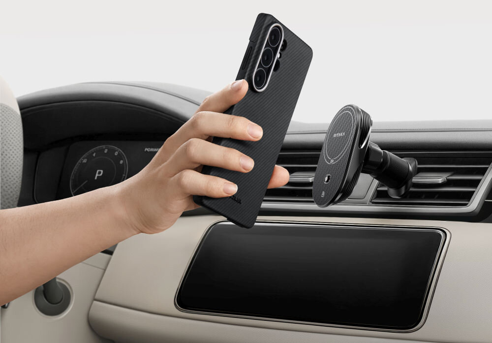 Etui PITAKA Ultra-Slim MagSafe Samsung Galaxy S26 - włókno aramidowe, smukłe, MagSafe Smartfon Samsung Galaxy S24 w etui Pitaka zbliżany do magnetycznego uchwytu samochodowego na kratce nawiewu.