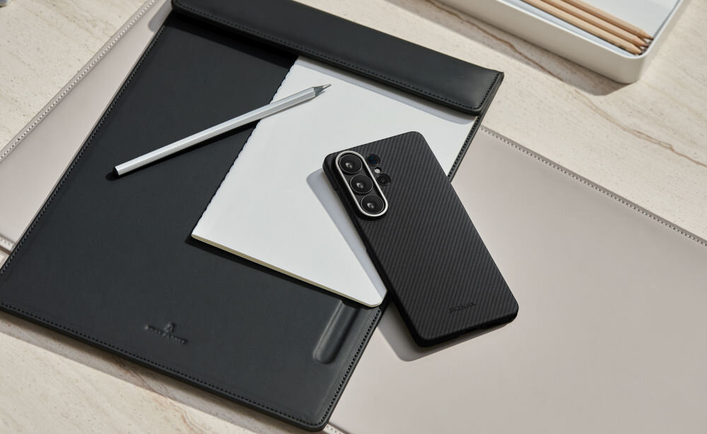 Etui PITAKA Ultra-Slim MagSafe Samsung Galaxy S26 - detale, tekstura, elegancja Wnętrze etui Pitaka do Samsung Galaxy S24 z widocznym pierścieniem magnetycznym MagSafe i logo producenta.