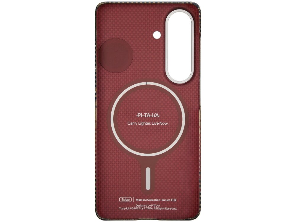 Etui PITAKA Ultra-Slim MagSafe Samsung Galaxy S26 - detale, tekstura, elegancja Wnętrze czerwonego etui na telefon z widocznym pierścieniem magnetycznym MagSafe oraz napisem Pitaka Moment Collection Sunset.