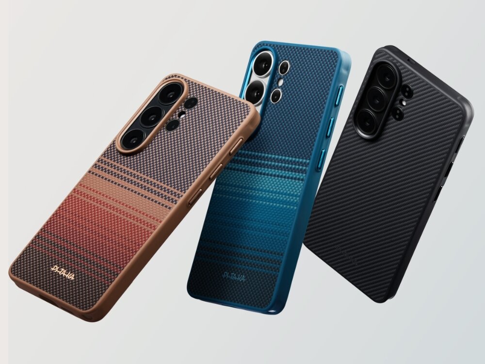 Etui PITAKA Cairn Case Samsung Galaxy S26 - włókno aramidowe, lekkość, MagSafe Trzy smartfony Samsung Galaxy S24 Ultra w etui Pitaka z włókna aramidowego w kolorach zachodzącego słońca, niebieskim i czarnym.