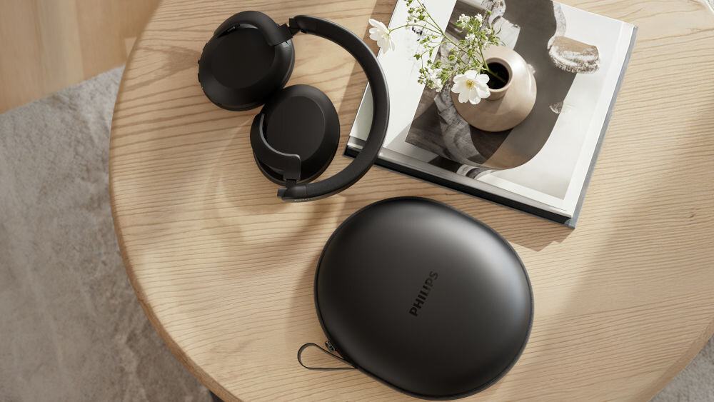 PHILIPS TAH8000EBK/00 słuchawki ekologiczne tworzywo, recykling, FSC, papier z tuszem sojowym, słuchawki nauszne leżące na stoliku
