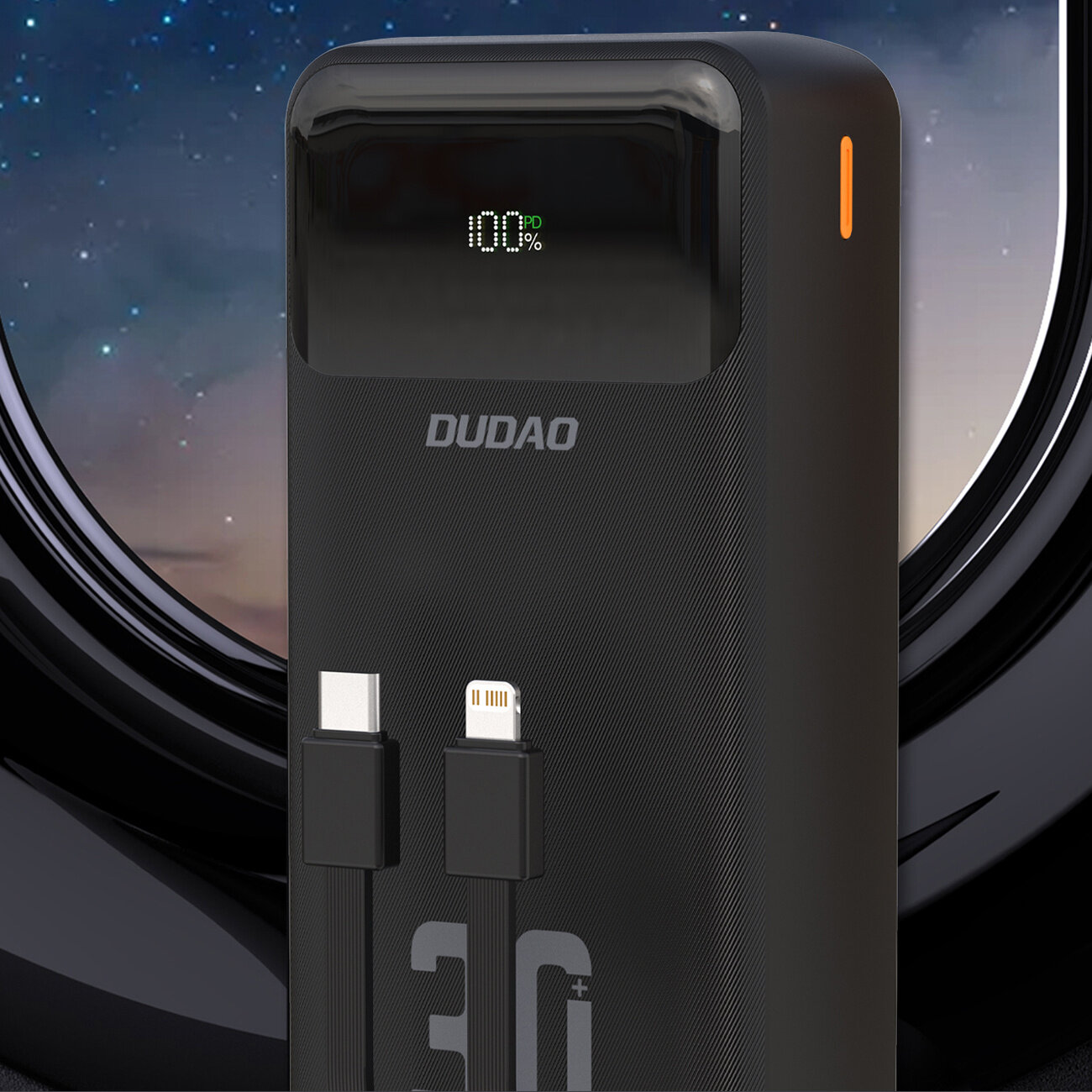 Czarny powerbank z wyświetlaczem pokazującym \'100% PD\' oraz wbudowanymi kablami. Na obudowie widoczne jest logo \'DUDAO\'.