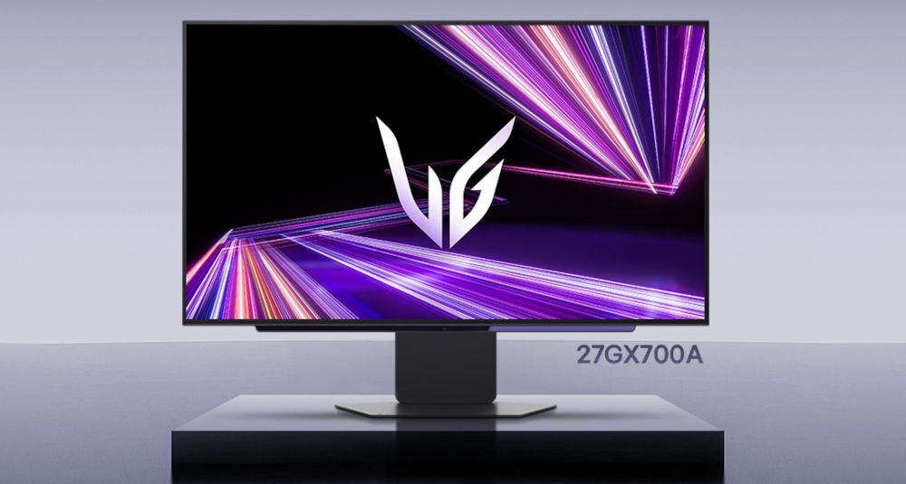 Monitor LG UltraGear 27GX700A-B 26.5 cala 2560x1440px 280Hz 0.03 ms [GTG] prezentacja monitora od przodu na podeście jasne tło