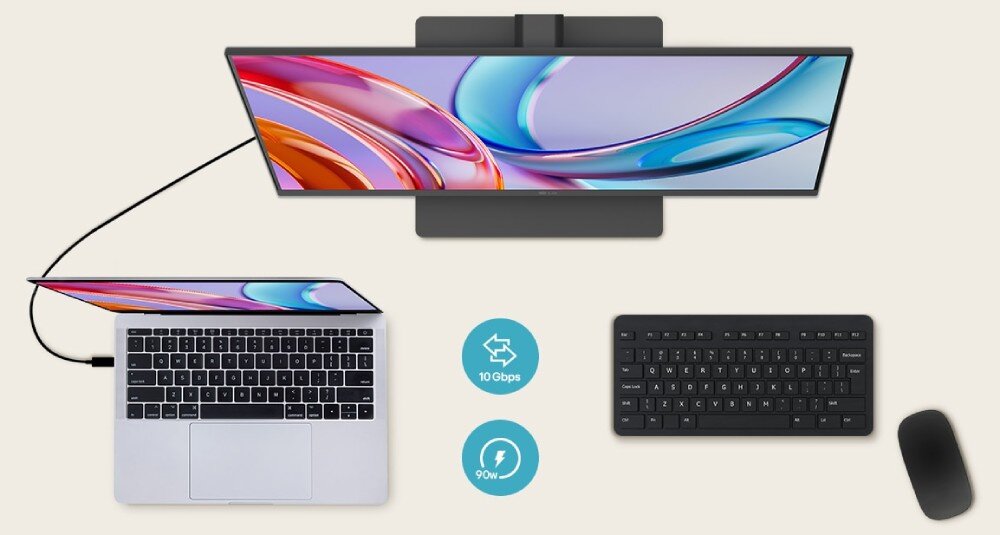 Monitor LG UltraFine 27U730A-B widok z góry na biurko z monitorem połączonym jednym kablem z otwartym laptopem, obok ikony informujące o transferze danych 10 Gbps i ładowaniu o mocy 90W