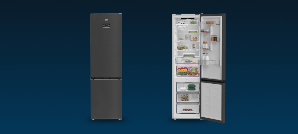 LODÓWKA BEKO B3RCNA415HXBR Widać dwie lodówki obok siebie: jedna zamknięta, druga otwarta z widocznym rozmieszczeniem produktów w środku. Fotografia prezentuje pojemność i ergonomiczny układ półek elektroniczny wyświetlacz sterowanie temperaturą nowoczesny design zmiana kierunku drzwi trwałość 300000 cykli