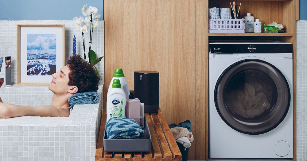 Pralko-suszarka CANDY BWS 485SB8-S lifestyle wizualizacja front zamknięta łazienka wanna zabudowa pojemność 8 kg bęben załadunek zajmuje mało miejsca wymiary głębokość 43,3 cm do małych pomieszczeń Wyjątkowo cicha ProActive Eco Wash Ochrona ubrań Soft Drum funkcje parowe zdalne sterowanie aplikacja hon