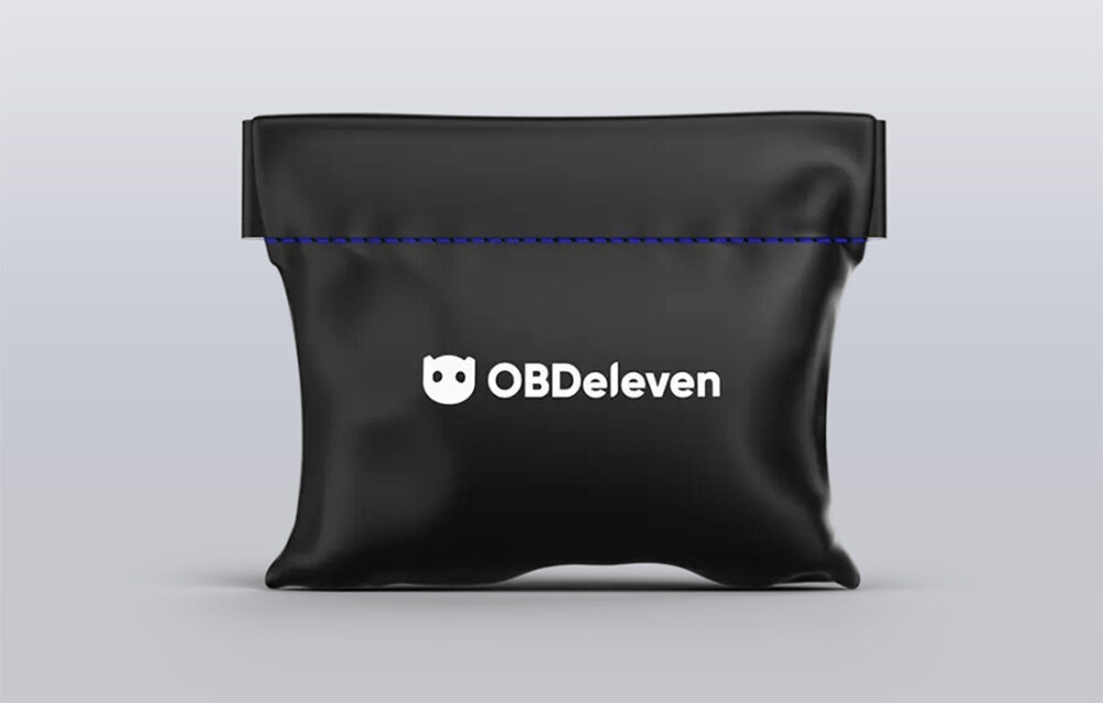 Czarny pokrowiec z logo OBDeleven na środku, z niebieskim szwem u góry.