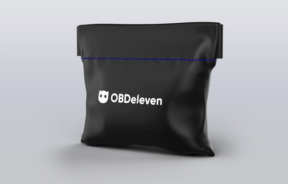 Czarny pokrowiec z logo \'OBDeleven\' na przodzie, z niebieskim szwem u góry.