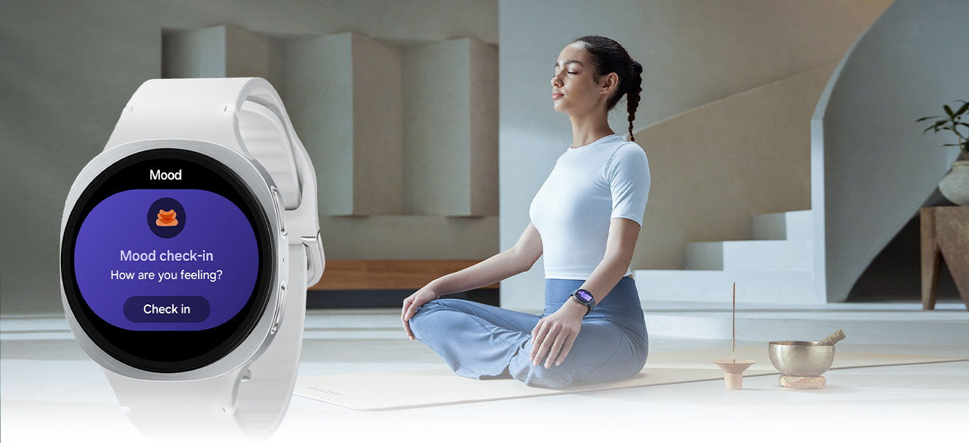 Kobieta siedzi po turecku w domu, zamykając oczy, nosząc Galaxy Watch8 na nadgarstku.