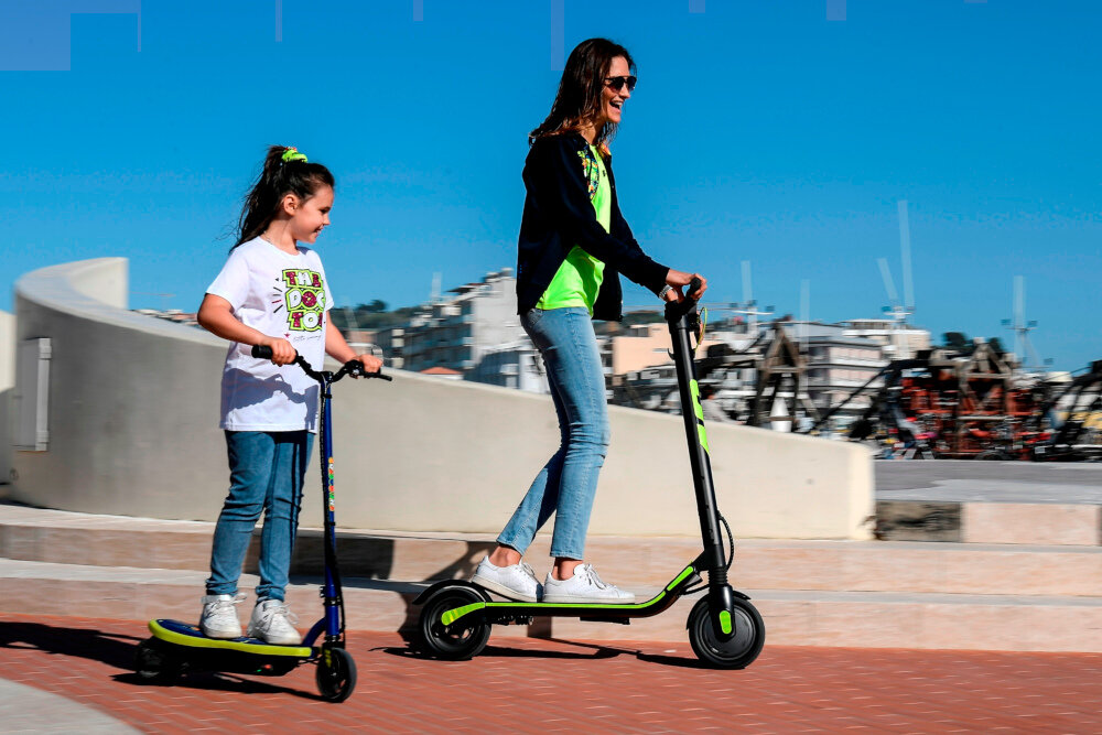 Hulajnoga elektryczna VR46 UP- Czarno-żółty silnik moc 350 W bezszczotkowy maksymalna prędkość do 20 km/h niskie zużycie minimalna konserwacja