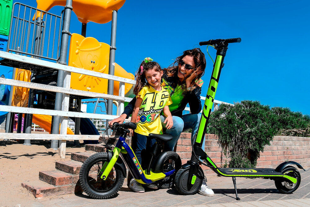 Hulajnoga elektryczna VR46 UP- Czarno-żółty solidna konstrukcja ramy maksymalna stabilnośc komfort jazdy najwyższe standardy bezpieczeństwa produkcji wysokiej jakości tworzywa sztuczne aluminiowa rama duży antypoślizgowy pokład maksymalne obciążenie do 100 kg