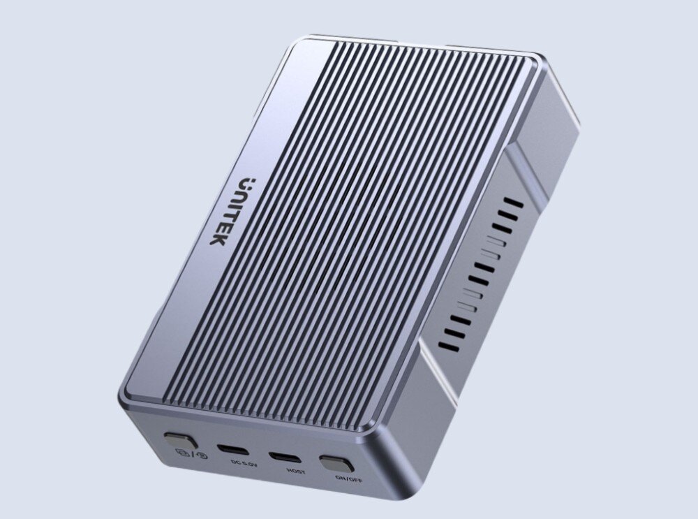 Obudowa dysku w kolorze srebrnym z pionowymi żłobieniami na górnej powierzchni. Widoczne logo \'unitek\' oraz porty oznaczone jako DC 12V, HDMI, i dwa porty USB-C.