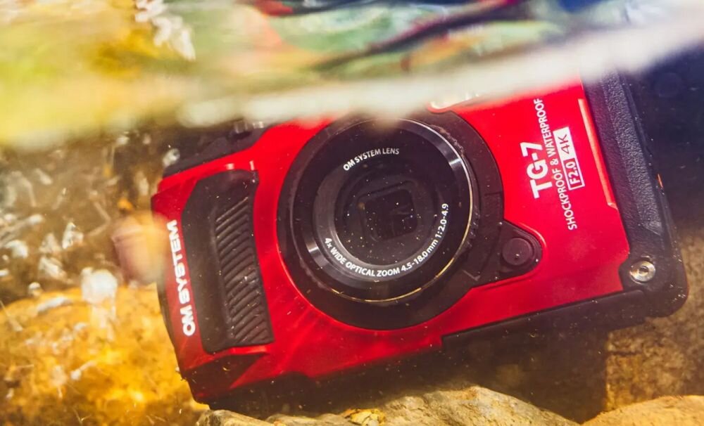 Aparat OLYMPUS OM System TG-7   zdjęcia obiektyw ekran wizjer ogniskowa przysłona migawka obudowa bateria zasilanie filmy nagrywanie rozdzielczość matryca rozmiar przekątna tryby iso montaż lampa światło przyciski sterowanie menu kontrast jasność balans bieli filtry cmos karta pliki format zapis seria