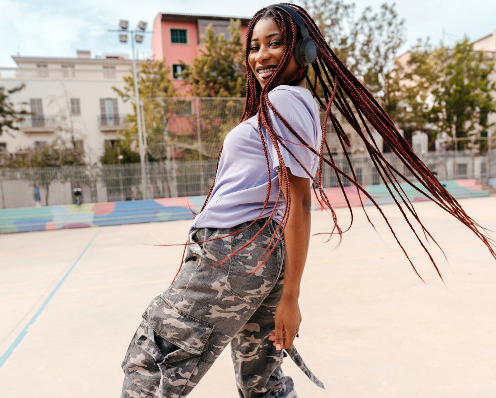 Słuchawki nauszne JBL Tune 525BT design komfort lekkość dźwięk jakość wrażenia słuchowe ergonomia lekkość sport aktywność podróże czas pracy działanie akumulator