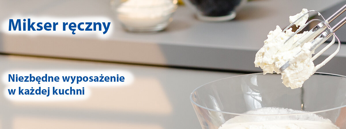 Na obrazie widoczny jest mikser ręczny z ubitym kremem na końcówkach, a w tle znajduje się kuchenny blat. Tekst na obrazie: \'Mikser ręczny Niezbędne wyposażenie w każdej kuchni\'.