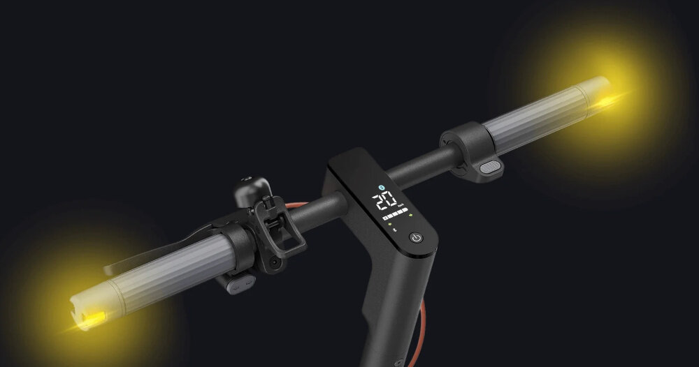 Hulajnoga elektryczna XIAOMI Scooter 5 Pro 60km 400W 10 cali Czarny zbliżenie na kierownicę dwa włączone kierunkowskazy zdjęcia na szarym tle bezpieczeństwo przednie i tylne światła kierunkowskazy bezpieczna jazda