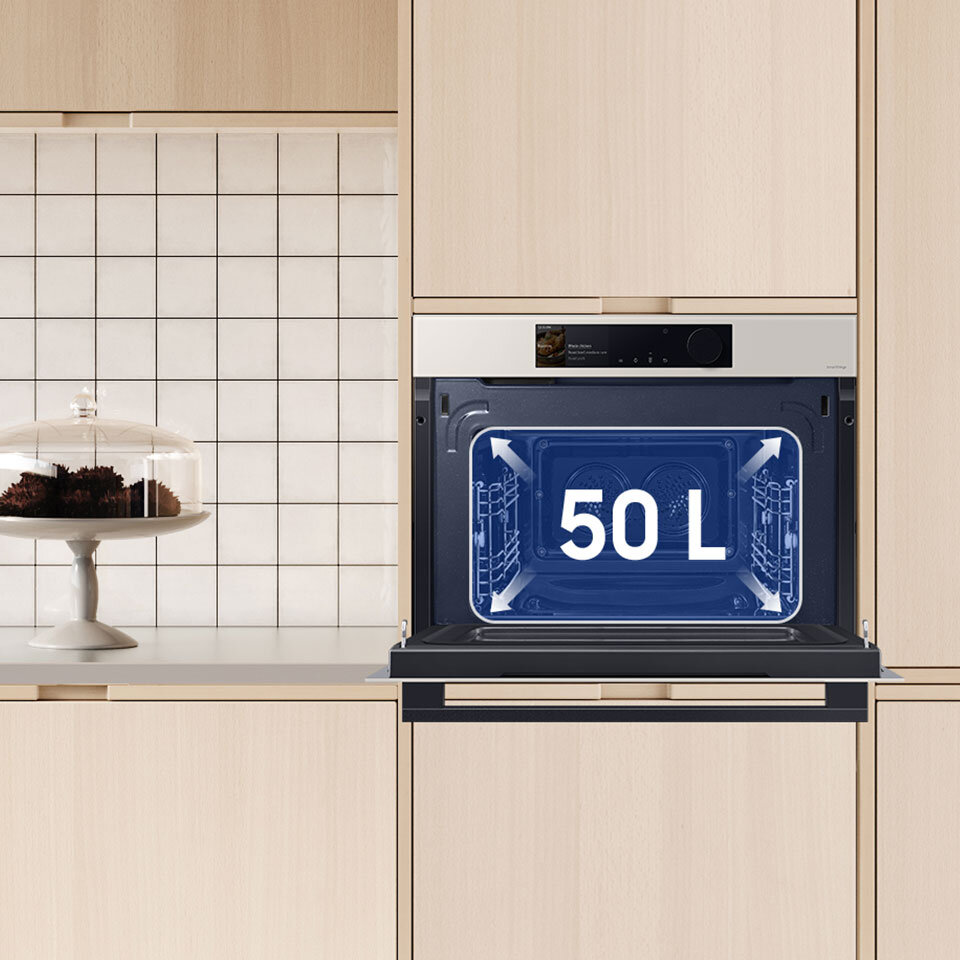 Otwarte wnętrze piekarnika kompaktowego, w którym można piec naprawdę duże potrawy