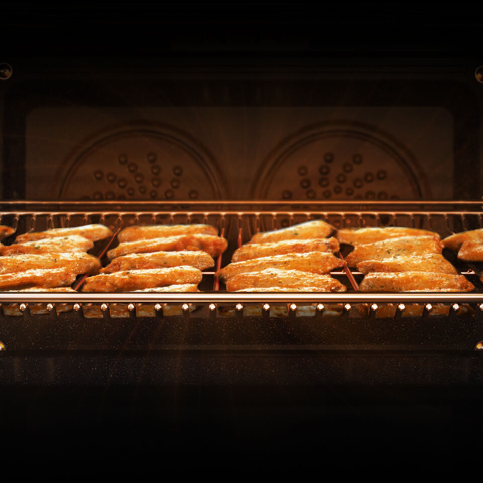 Skrzydełka kurczaka ułożone na tacy do pieczenia w trybie Air Fry