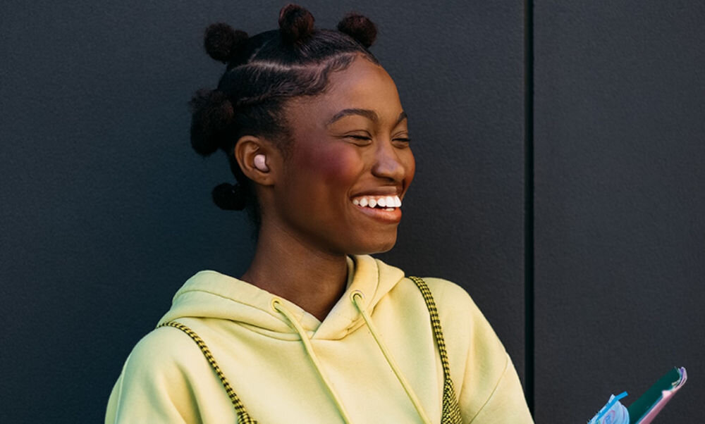 JBL Wave Buds 2 słuchawki dokanałowe z 8 mm przetwornikami Pure Bass, osoba z założonymi słuchawkami dokanałowymi