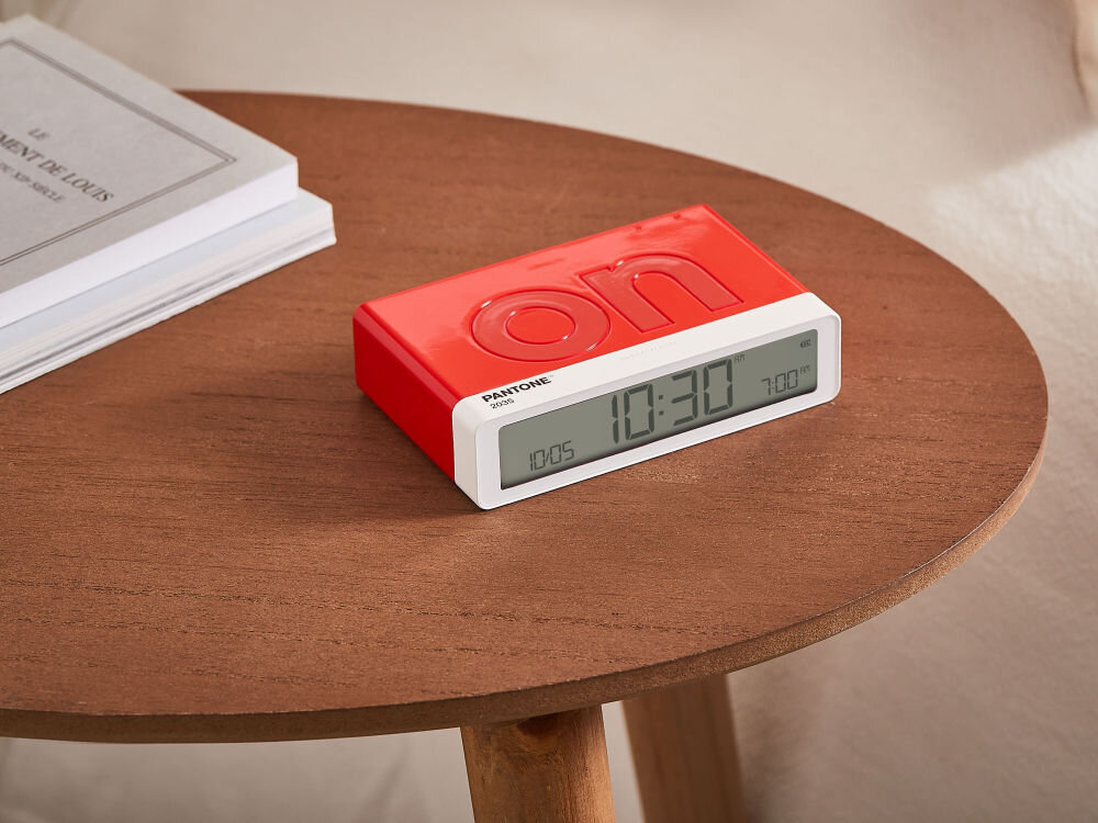 Budzik LEXON Flip Classic X Pantone wyswietlacz lcd, przyciski, rozwiazanie, urzadzenia, funkcjonalnosc