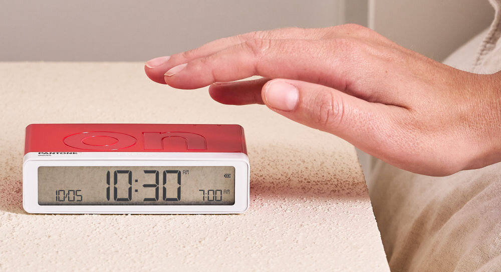 Budzik LEXON Flip Classic X Pantone akumulator, ladowanie, port, gotowosc