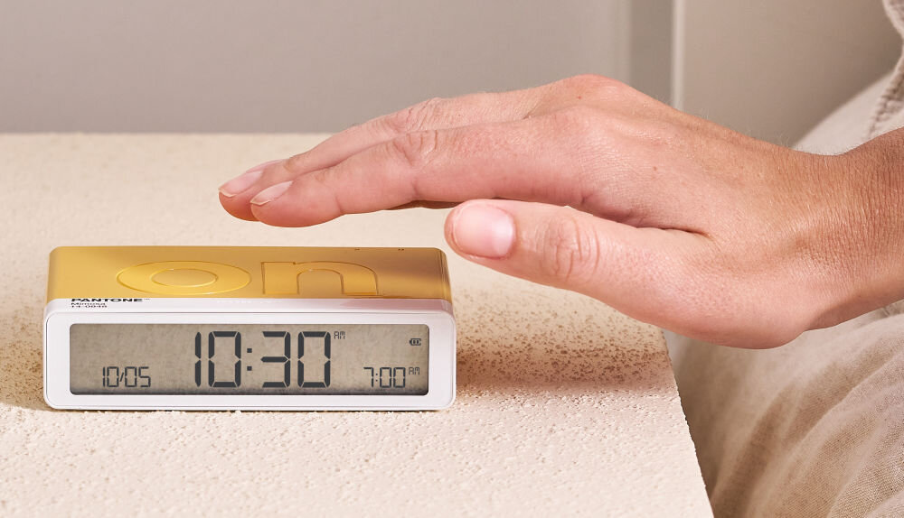 Budzik LEXON Flip Classic X Pantone wyswietlacz lcd, przyciski, rozwiazanie, urzadzenia, funkcjonalnosc