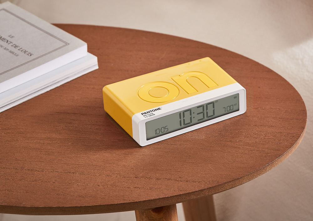 Budzik LEXON Flip Classic X Pantone akumulator, ladowanie, port, gotowosc