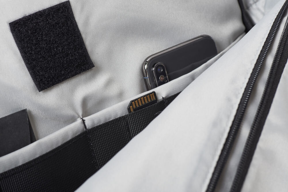 Lexon Tera Messenger Bag port USB USB-C pojemność 19 l wymiary 40x18x27 cm