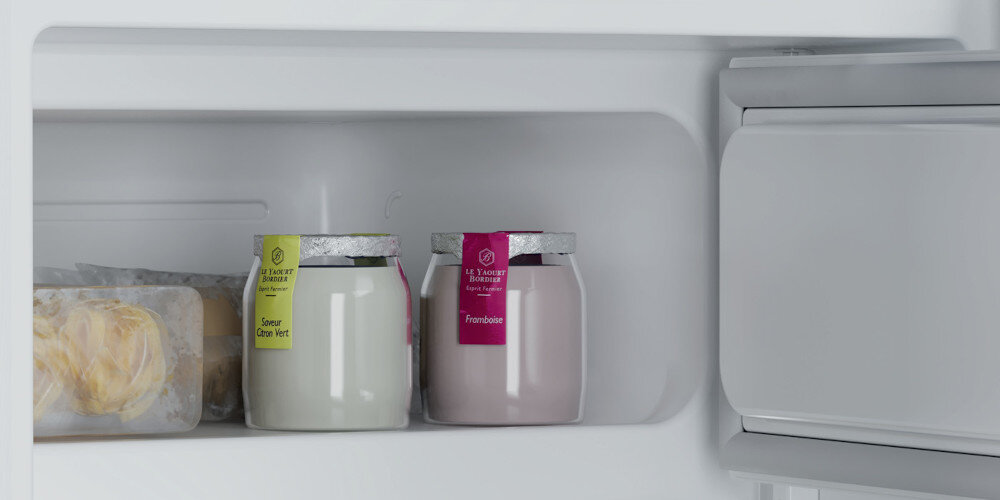 LODÓWKA CANDY CNOQ2S58EB wizualizacja lifestyle otwarta zamrażarka górna słoiki produkty zamrażalnik we wnętrzu dodatkowe miejsce mrożenie warzywa owoce mięso