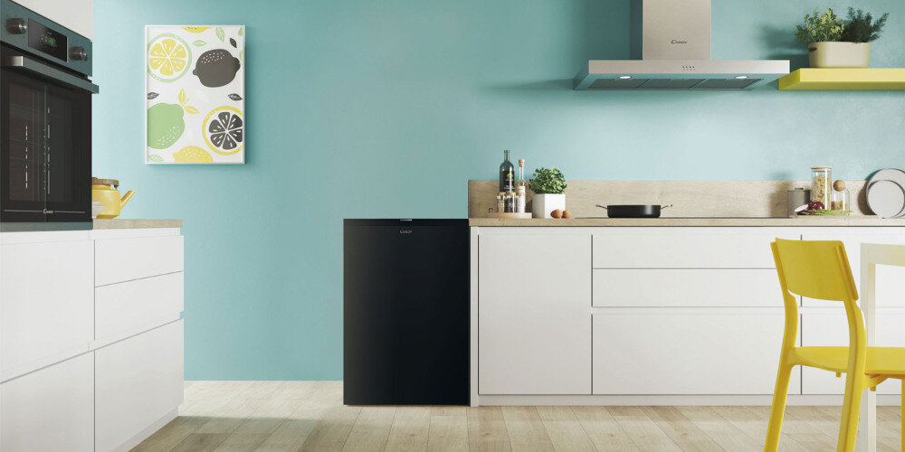 LODÓWKA CANDY CNOQ2S58EB wizualizacja lifestyle kuchnia zabudowa białe meble dekoracje minimalizm i elegancja styl wygląd Subtelna estetyka