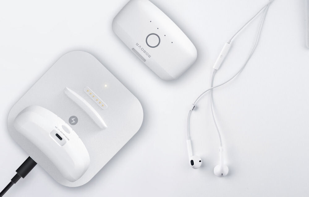 Akumulator BOBOVR M2 Pro + Stacja ładująca prezentacja akumulatorów stacji ładowania z podłączonym kablem oraz słuchawek na jasnym tle czas ładowania akumulatorów wskaźnik świetlny informuje o poziomie naładowania chip kontrolujący prąd i napięcie ochrona urządzenia