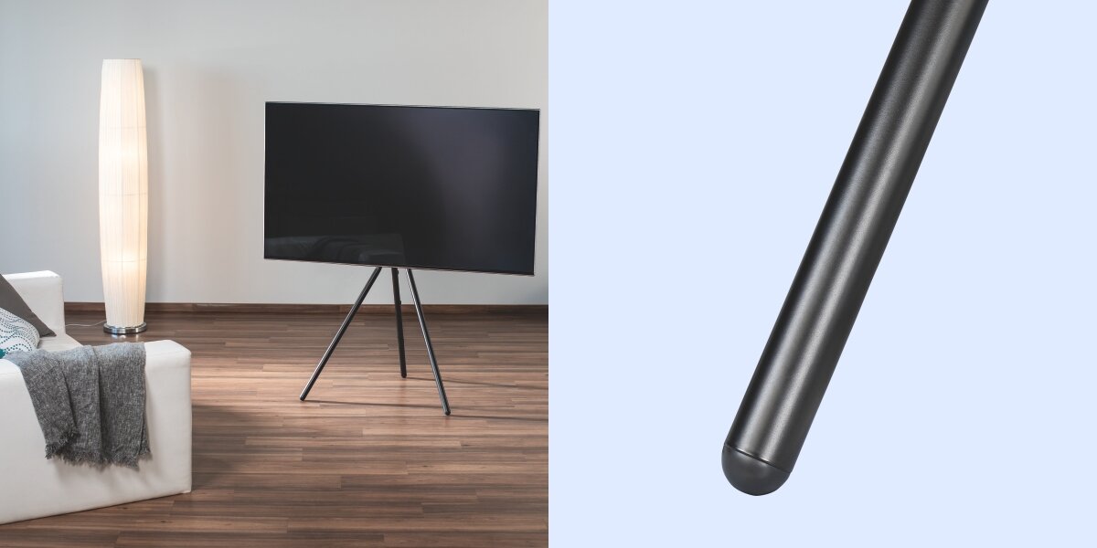 Stojak podłogowy HAMA do TV 37-75 cali 220870 Czarny Telewizor na stojaku tripod w minimalistycznym salonie oraz zbliżenie na antypoślizgowe wykończenie nogi statywu.