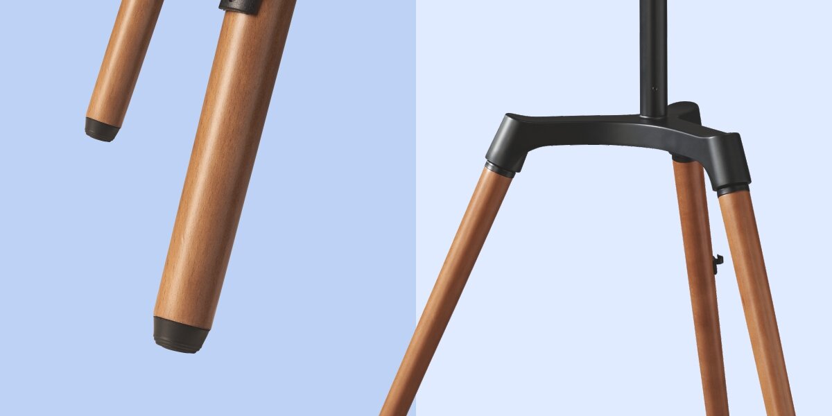 Stojak podłogowy HAMA do TV 32-65 cali 220873 Szczegółowe zbliżenie na drewniane wykończenie nóg stojaka oraz antypoślizgowe gumowe stopy chroniące podłogę.