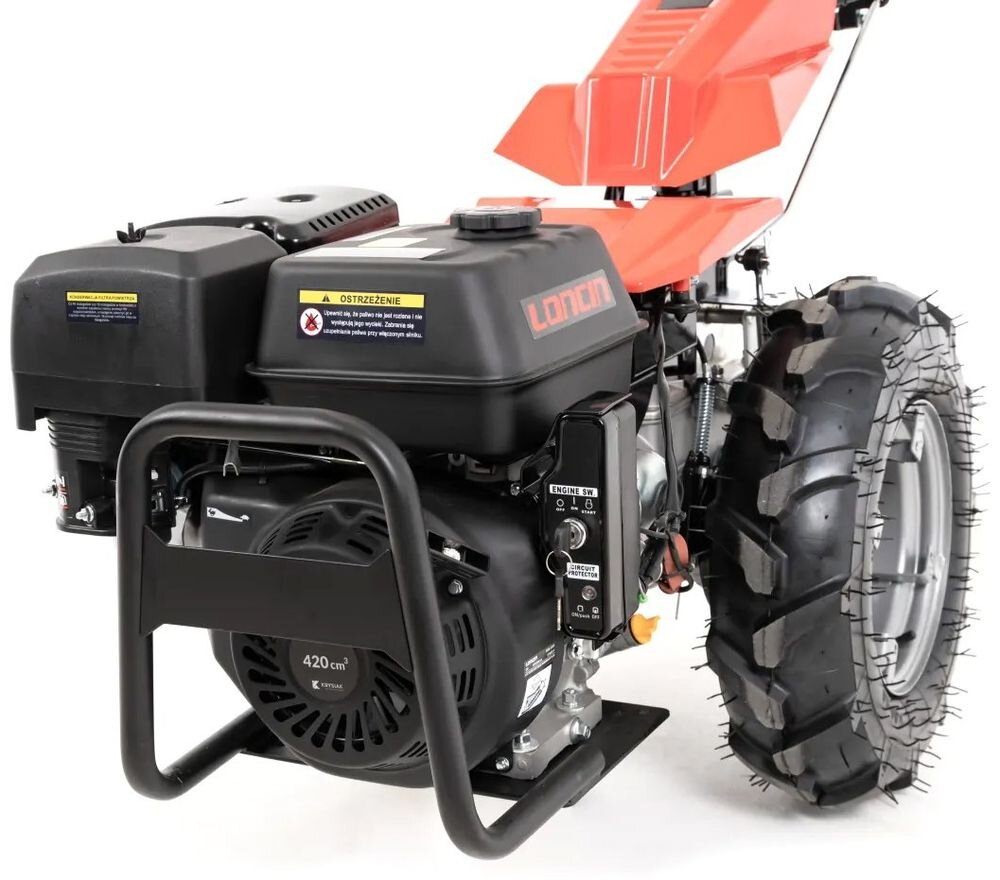 Traktor ogrodowy FAWORYT SIM400LE, silnik, moc, rozruch, uprawa, Widok z boku na czarny silnik marki Loncin o pojemności $420\text{ cm}^3$ z panelem stacyjki i osłoną.  