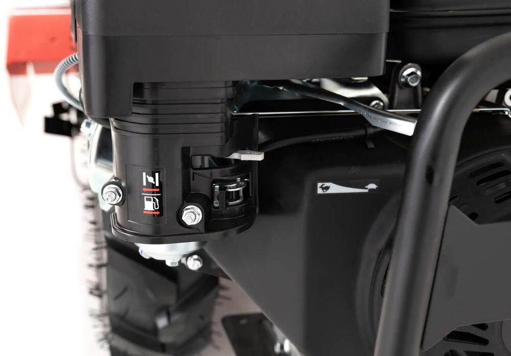 Traktor ogrodowy FAWORYT SIM400LE, wałek, osprzęt, uniwersalność, maszyny, Zbliżenie na gaźnik, dźwignię ssania oraz zawór paliwa przy silniku.