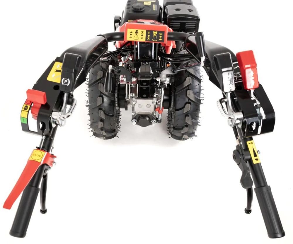 Traktor ogrodowy FAWORYT SIM400LE, kierownica, regulacja, ergonomia, wygoda, Widok od strony operatora na kierownicę, manetki oraz dźwignie sterujące maszyną.