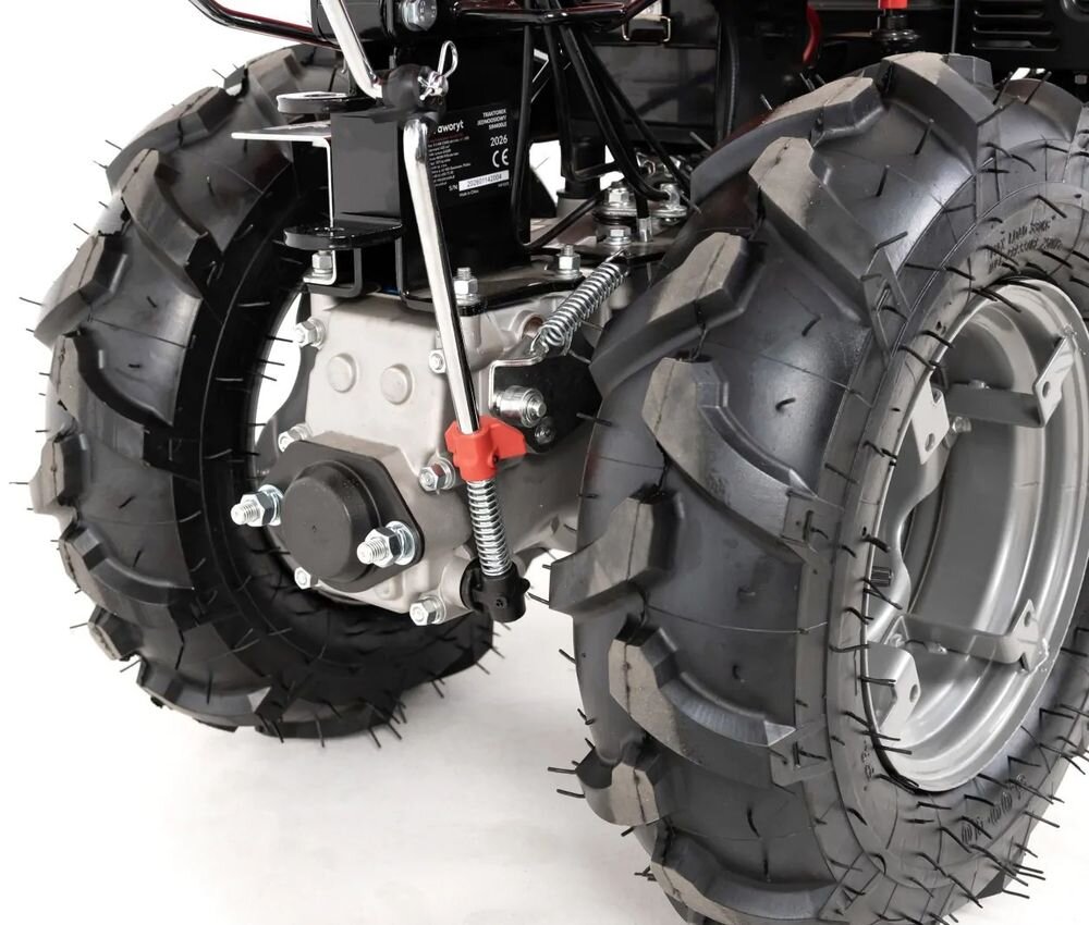 Traktor ogrodowy FAWORYT SIM400LE, koła, przyczepność, paliwo, teren, Zbliżenie na układ napędowy, koła z bieżnikiem rolniczym oraz mechaniczną dźwignię z blokadą.
