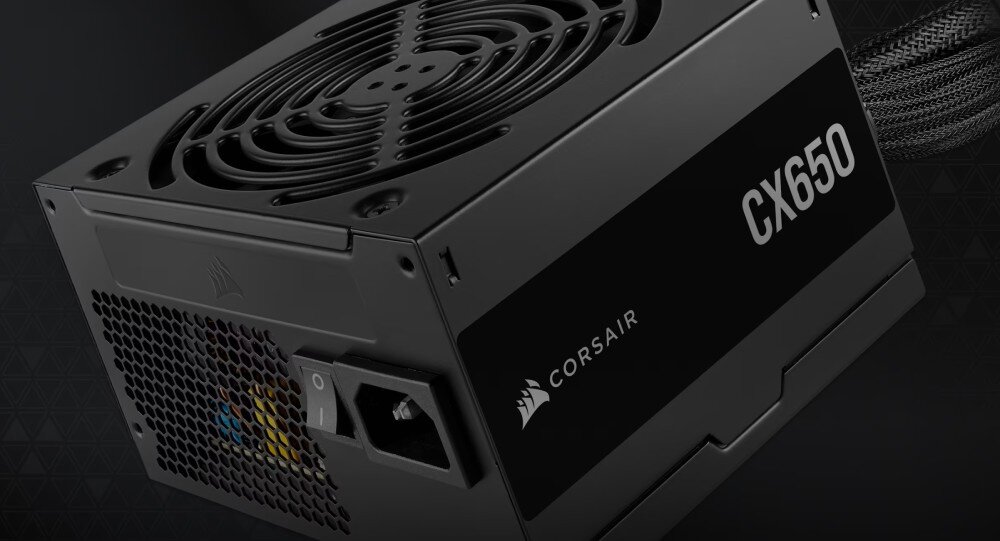 Komputer MAD DOG GeForce RTX5060 DLSS 4 Reflex Edition 2 LOGIC-A09WR32WH Zasilacz z logo producenta i oznaczeniem modelu, widoczne otwory wentylacyjne i podłączony kabel, zasilacz, moc, sprawność