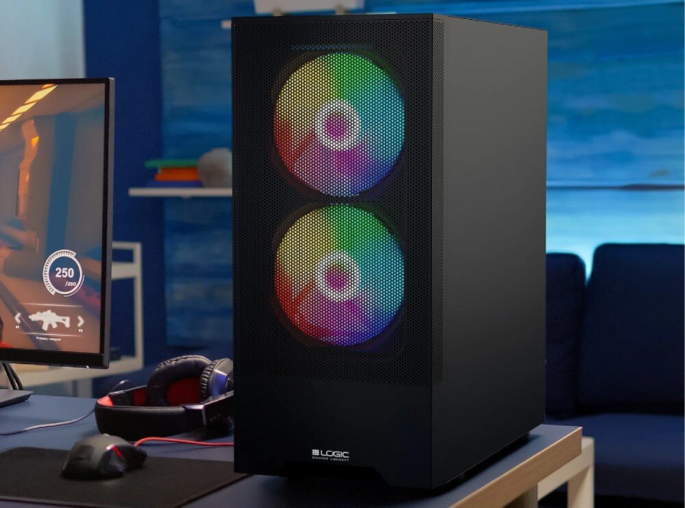 Komputer MAD DOG GeForce RTX5060 DLSS 4 Reflex Edition 2 LOGIC-A07WR16WP Obudowa komputera ustawiona na biurku w gamingowym otoczeniu, z przodu widoczne dwa duże wentylatory ARGB za perforowanym panelem