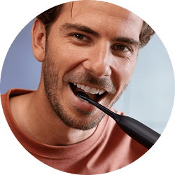 Mężczyzna szczotkujący zęby.