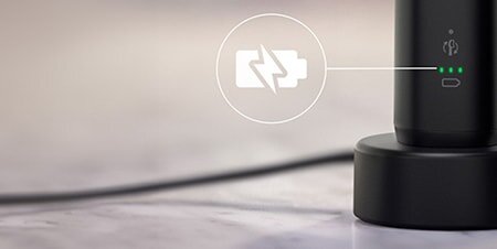 Szczoteczka podłaczona do ładowarki. Zbliżenie na ikonę baterii.