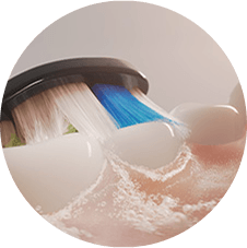 Zbliżenie na szczoteczkę czyszczącą zęby i wytwarzającą mikrobąbelki.