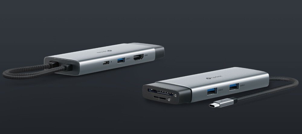 Hub TP-LINK UH7021C Dwa ujęcia tego samego adaptera pokazujące rozmieszczenie portów z obu stron, w tym gniazda USB, HDMI oraz czytniki kart SD i microSD na czarnym zakończeniu obudowy