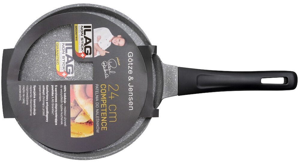 Patelnia Götze & Jensen do naleśników o średnicy 24 cm z powłoką ILAG Non-Stick Granitec, posiada czarny uchwyt i szary, kamienny wzór. Na opakowaniu widoczny jest tekst: \'24 cm Competence Patelnia do naleśników\'.