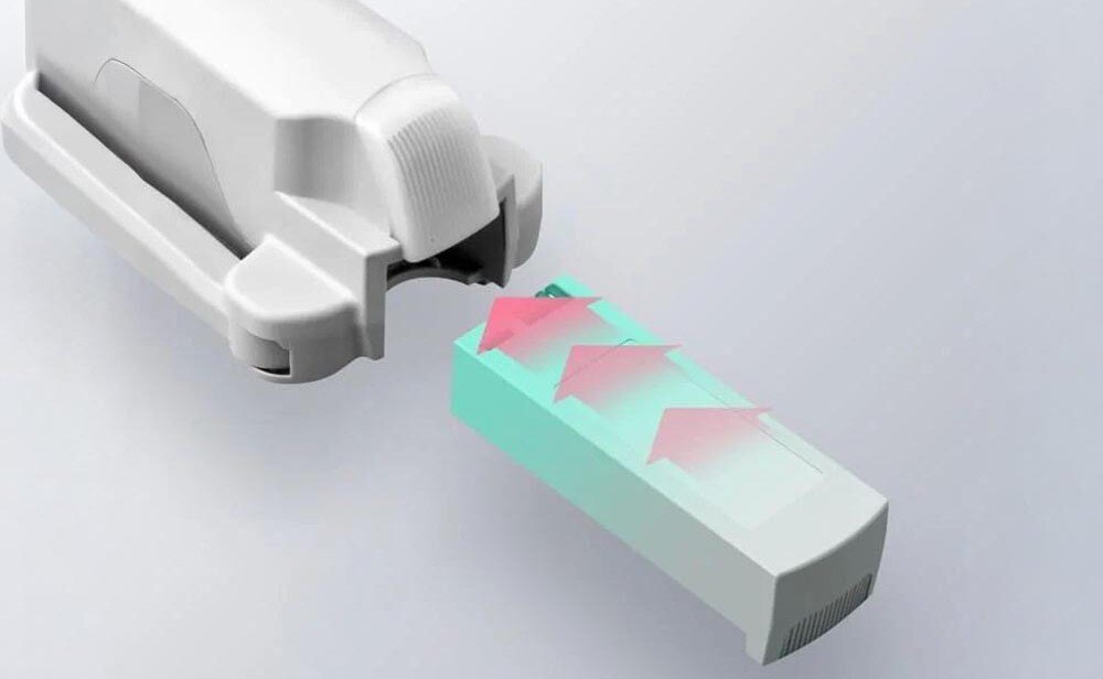 Dron EXTRALINK Smart Life F10 Zbliżenie na korpus drona z wysuwaną baterią oznaczoną strzałkami wskazującymi kierunek wsuwania