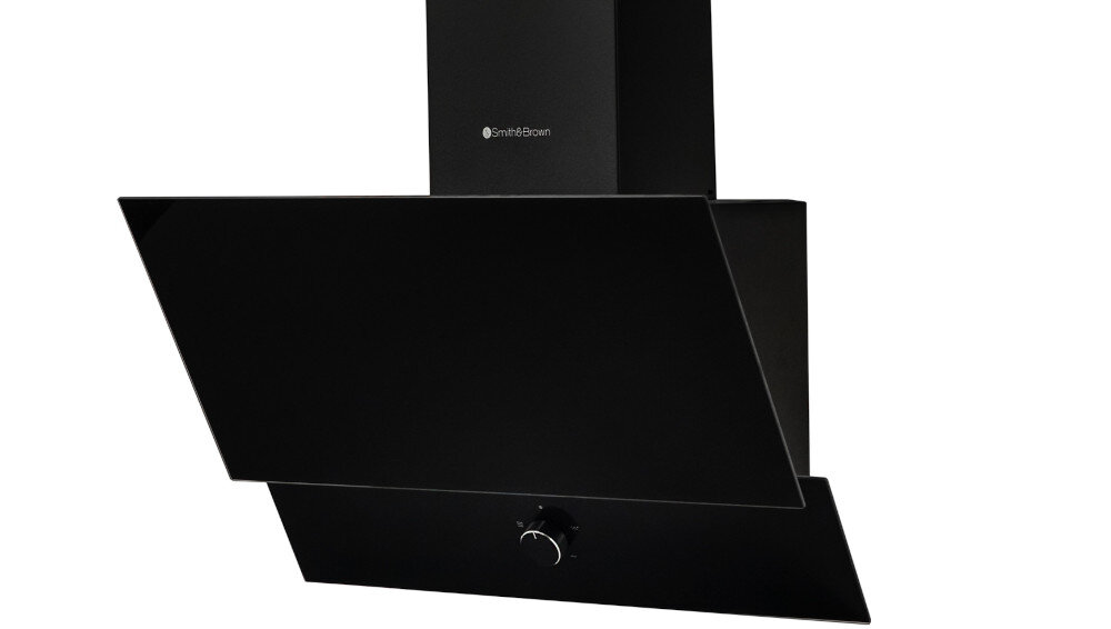 OKAP SMITH&BROWN SHCS-652-B3 Okap kuchenny pokazany na białym tle z podkreśloną, skośną konstrukcją frontu. Widoczne jest centralnie umieszczone pokrętło sterowania okap 383m3h wydajność 3 prędkości regulacja mocy czyste powietrze kuchnia głośność 62 dB