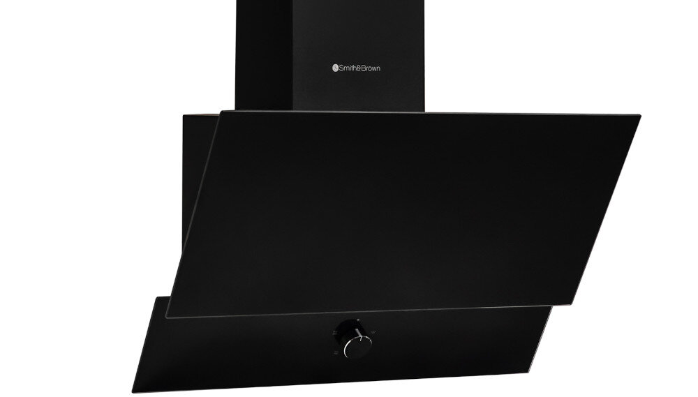 OKAP SMITH&BROWN SHCS-652-B3 Ujęcie frontu okapu eksponuje jednolitą powierzchnię maskownicy i prostą formę obudowy. Logo producenta znajduje się na pionowym kominie wyciąg pochłaniacz filtr węglowy wentylacja kuchnia elastyczny montaż