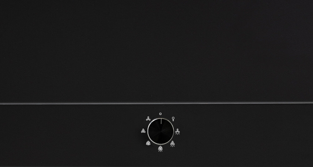 OKAP SMITH&BROWN SHCS-652-B3 Zbliżenie na panel sterowania z pokrętłem i piktogramami trybów pracy. Oznaczenia wskazują różne poziomy mocy oraz funkcję oświetlenia mechaniczne sterowanie led oświetlenie trwałość niskie zużycie energii prosta obsługa