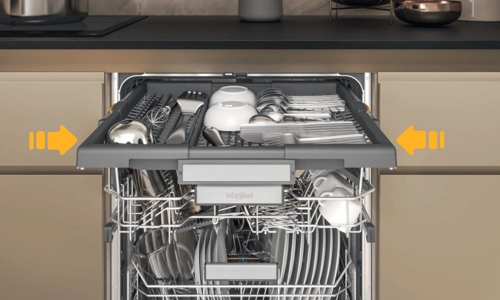 ZMYWARKA WHIRLPOOL W7I HF60 TUS wizualizacja wnętrze taca sztućce małe naczynia strzałki Wygodne miejsce na sztućce szybkie osuszanie